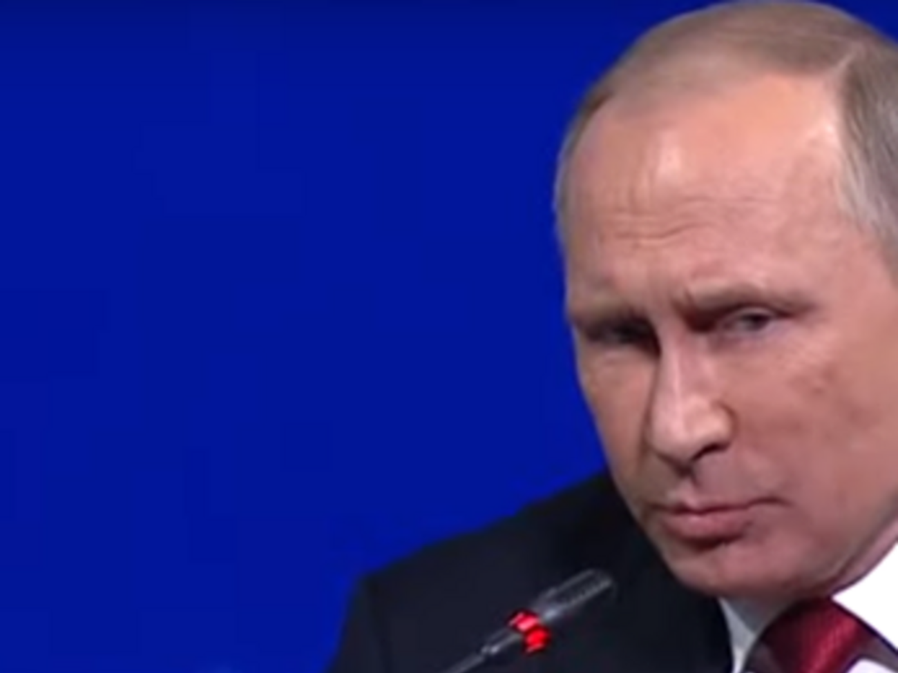 Путин сказал "Вольно" присутствующим на форуме