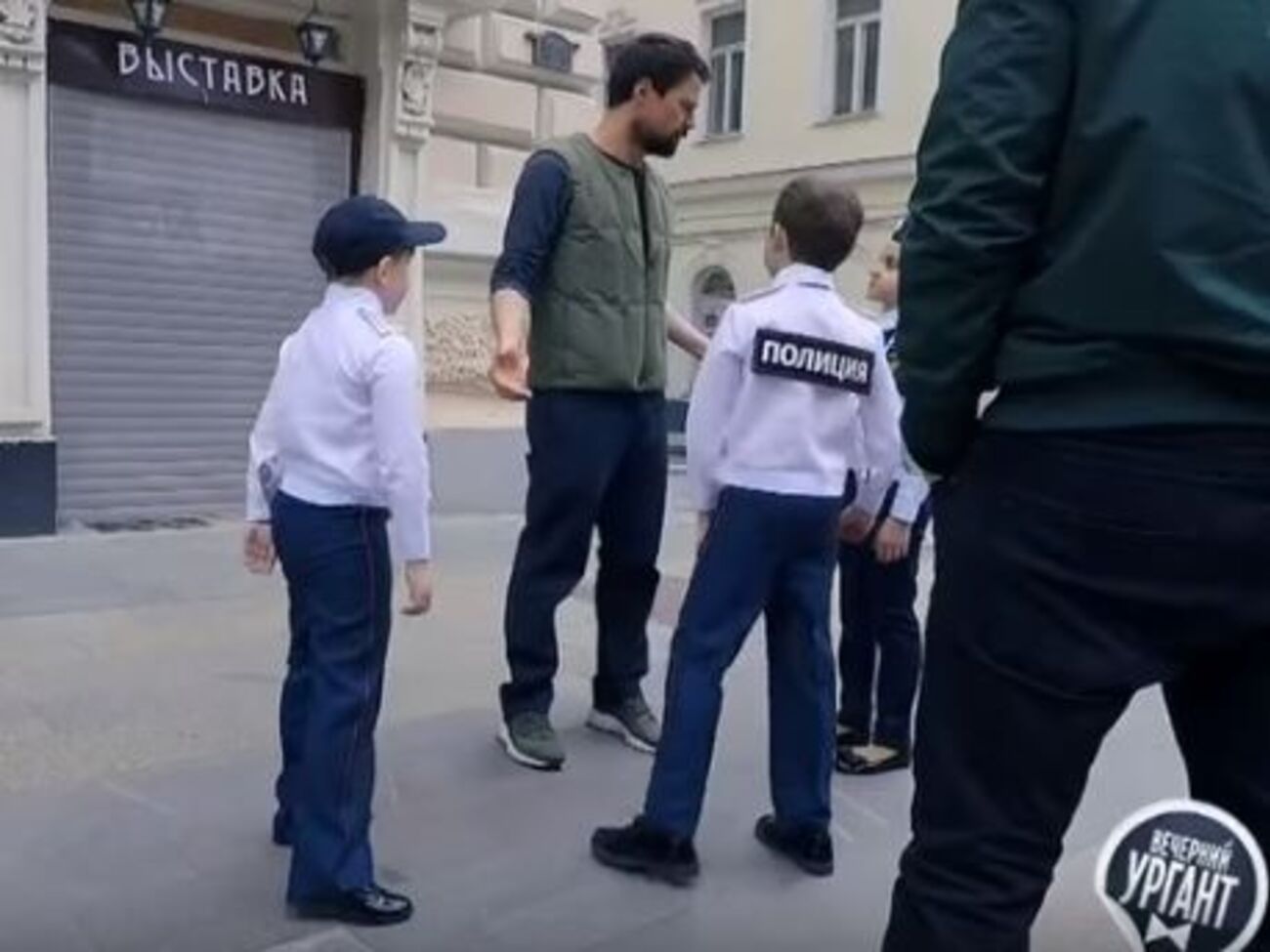 В ролике российский актер Данила Козловский декламирует "Гамлета"