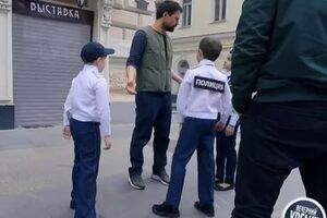 В ролике российский актер Данила Козловский декламирует "Гамлета"