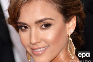 Альба позировала для Mane Addicts