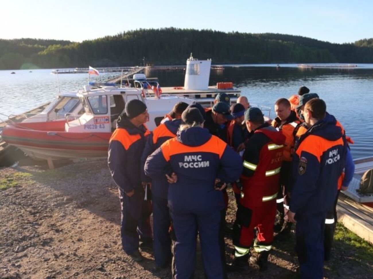 Спасатели с помощью катеров ищут пропавших на Ладожском озере подростков