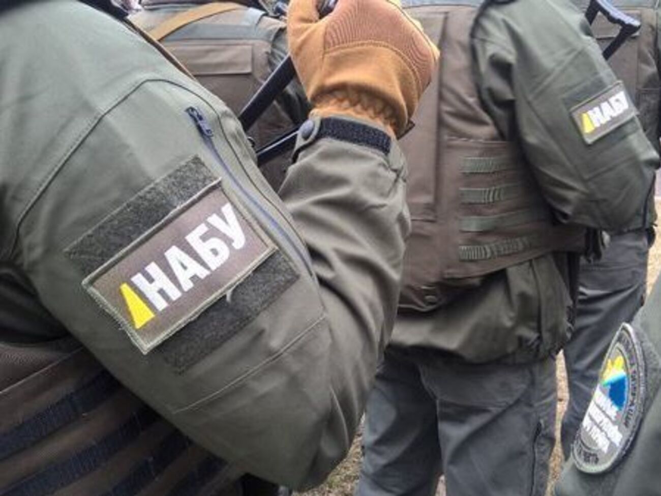 Під час проведення слідчих дій вилучено понад 100 кг бурштину, вогнепальну зброю
