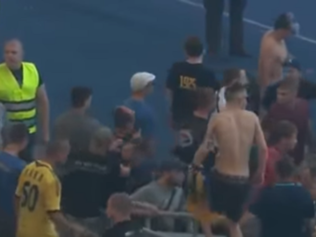 Матч в Киеве не был доигран из-за беспорядков на трибунах