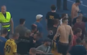 Матч в Киеве не был доигран из-за беспорядков на трибунах