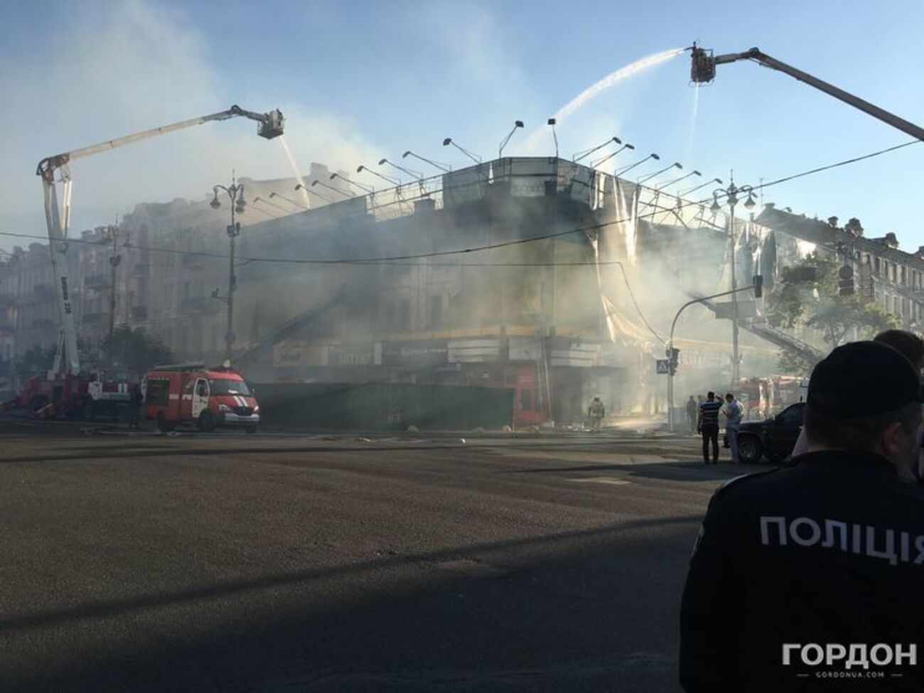 Пожарные продолжают бороться с огнем, охватившим здание на Крещатике. Фоторепортаж