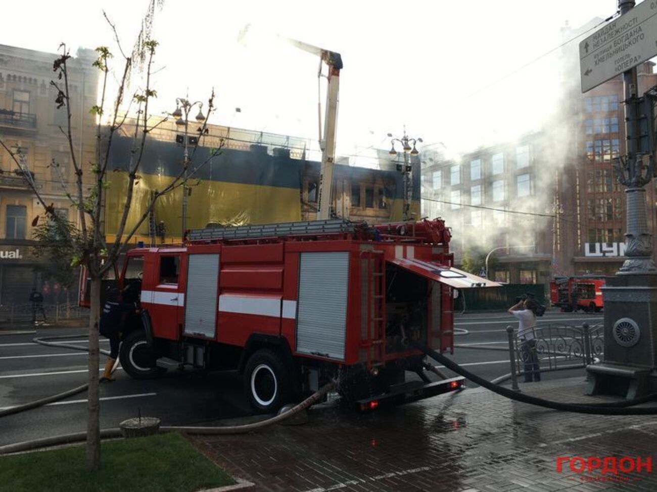 Горит бывший Центральный гастроном Киева