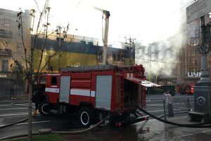 Горить колишній Центральний гастроном Києва