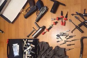 Аваков: В ходе обысков изъяты оружие, боеприпасы, шлемы, маски, парики, поддельные номера авто