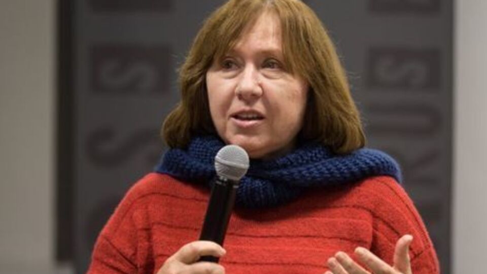 Алексиевич: Разве в России нет людей, которые ходят с портретами фашистов?