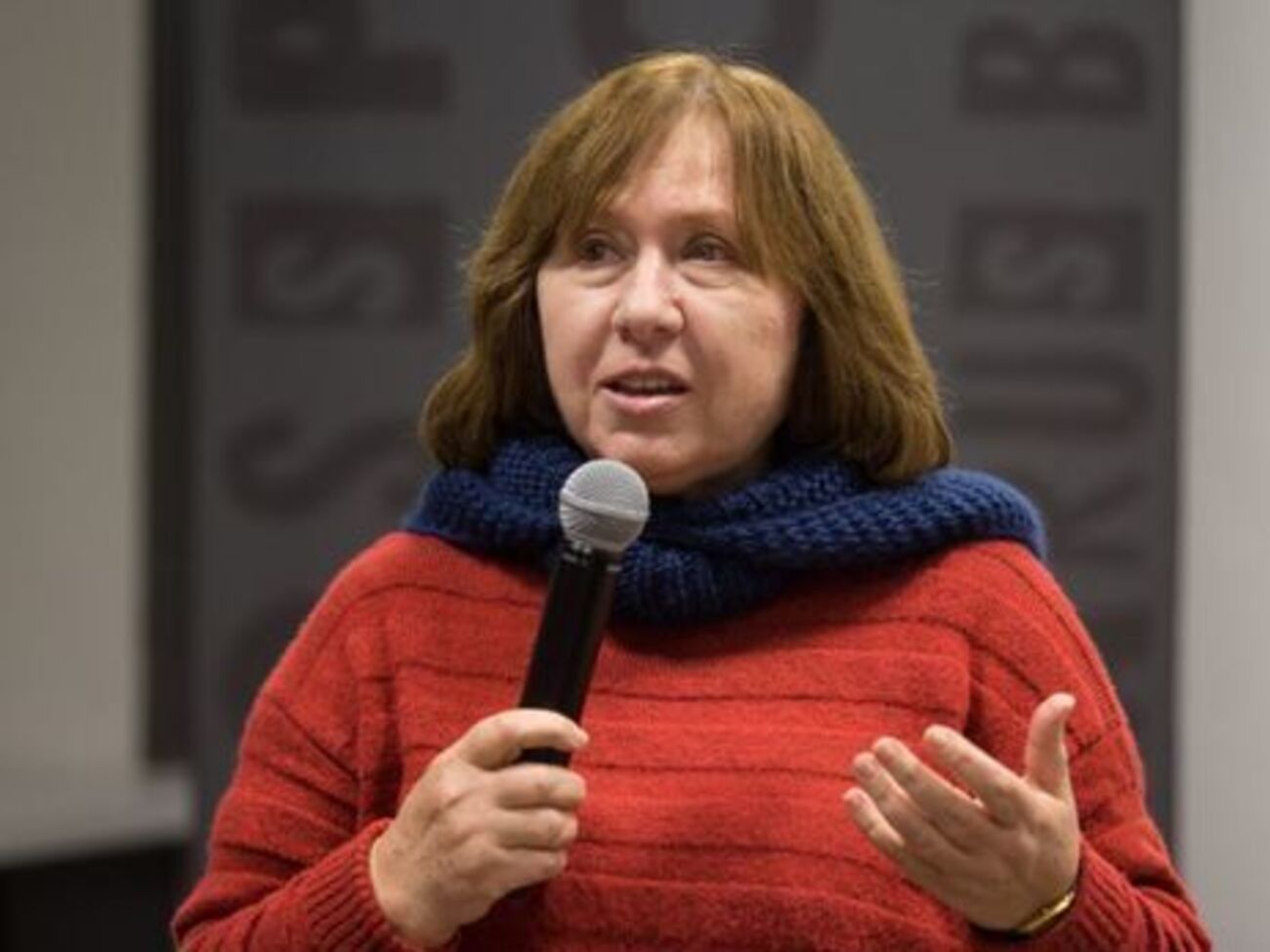 Алексієвич: Хіба на Донбасі були не російські танки, не російська зброя, не російські контрактники?