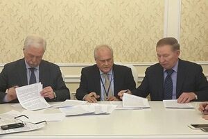На фото: представитель российской стороны Борис Грызлов, спецпредставитель ОБСЕ Мартин Сайдик, Леонид Кучма