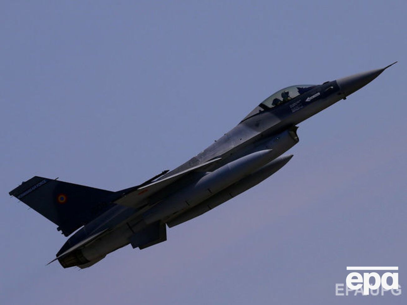 F-16 продолжал лететь рядом с самолетом Шойгу и после покачивания крыльями российским истребителем