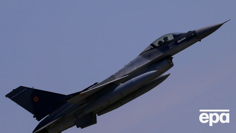 F-16 продовжував летіти поруч із літаком Шойгу й після похитування крилами російським винищувачем