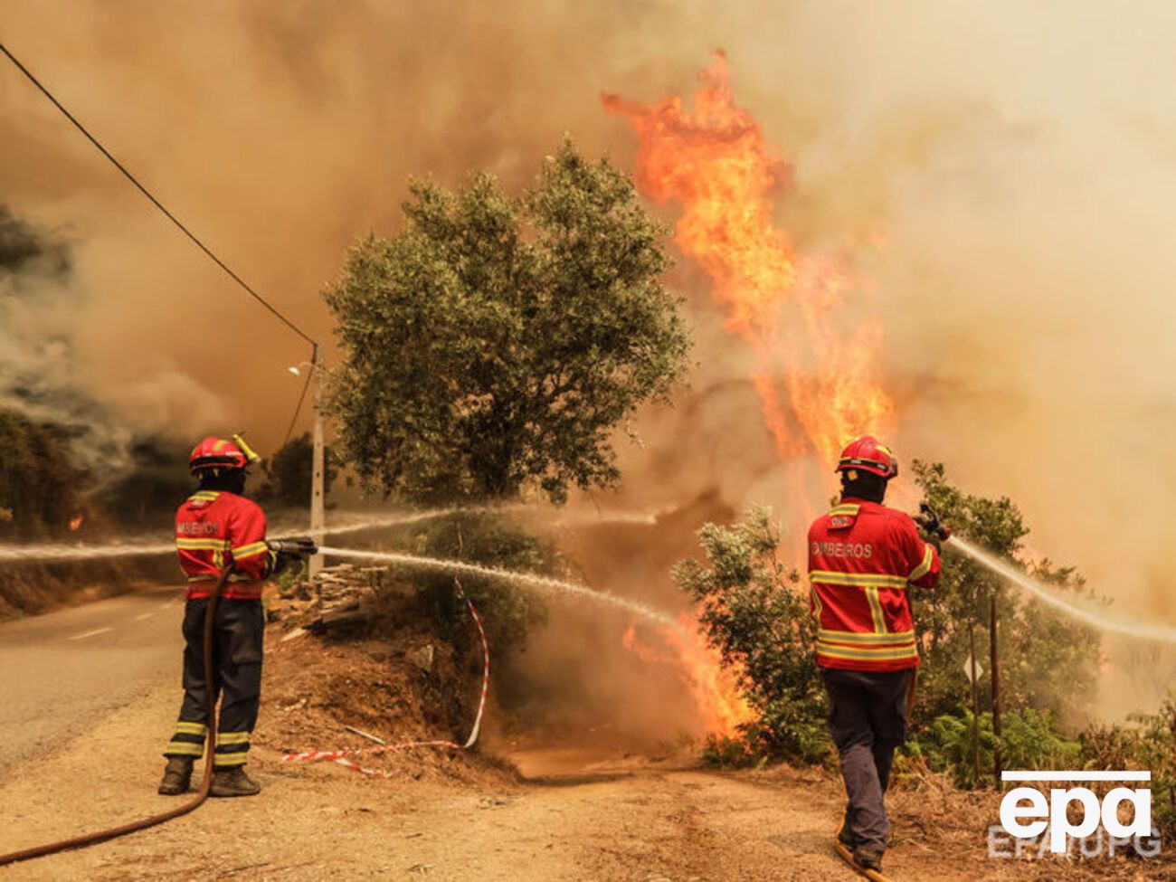 Португальские пожарные пятый день сражаются с огнем