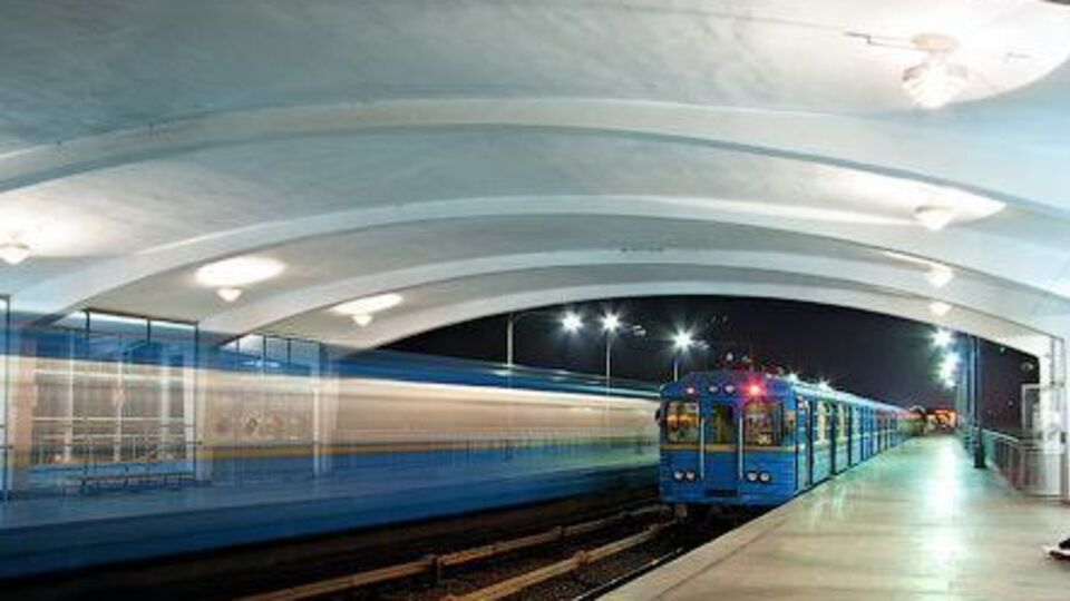 У метро загинула людина