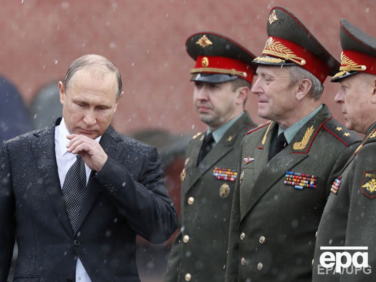 Путін ненадовго залишився без парасольки, унаслідок чого промок