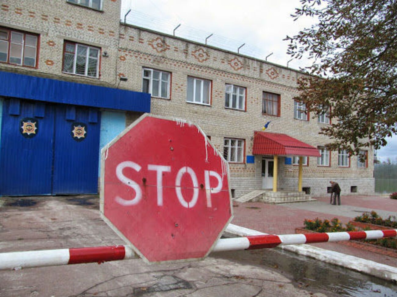 Засуджені з одного барака зламали замки, відчинили двері й увірвалися в сусідній барак
