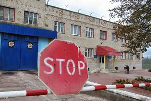 Засуджені з одного барака зламали замки, відчинили двері й увірвалися в сусідній барак