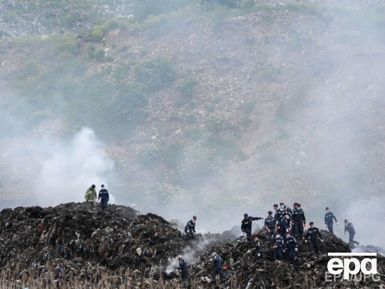 Колапс системи утилізації сміття у Львові почався після пожежі на сміттєзвалищі у селі Великі Грибовичі 30 травня 2016 року