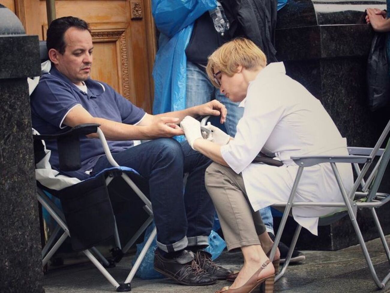 Нардепов обследовала врач-волонтер