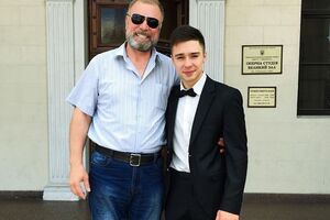 На фото Сергій разом із сином Ярославом