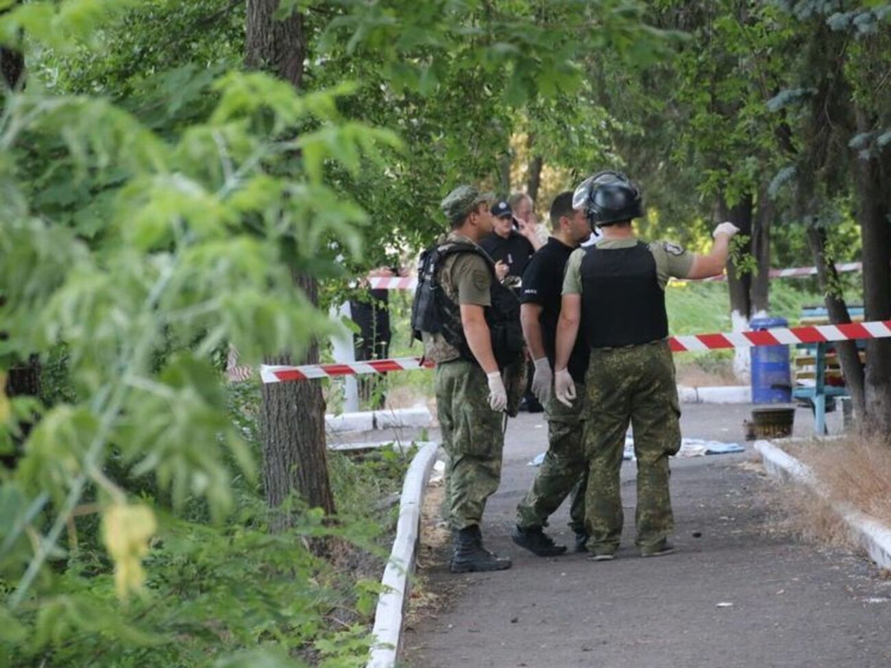 На місці вибуху працюють вибухотехніки і слідча група прокуратури