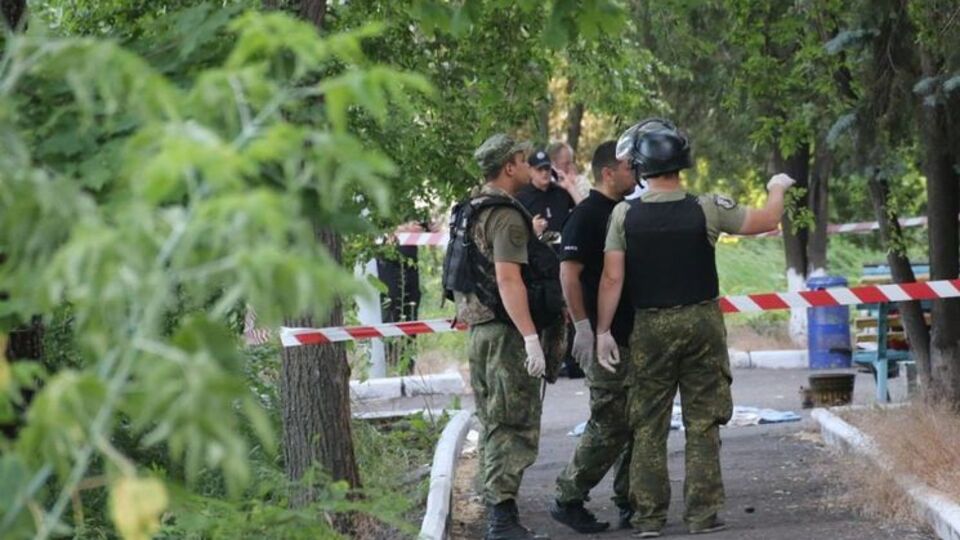 На месте взрыва работают взрывотехники и следственная группа прокуратуры