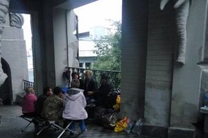 Садовый больше часа общался с нардепами во дворике Дома с химерами