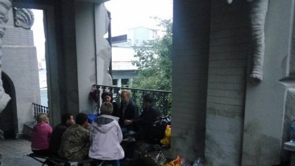 Садовый больше часа общался с нардепами во дворике Дома с химерами