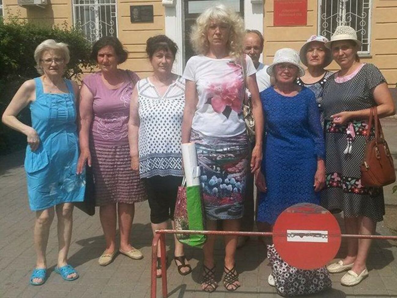 На оглашение решения суда Шергина (в центре) пришла с вещами, готовясь к аресту на 15 суток