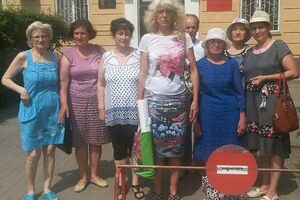 На оголошення рішення суду Шергіна (у центрі) прийшла з речами, готуючись до арешту на 15 діб