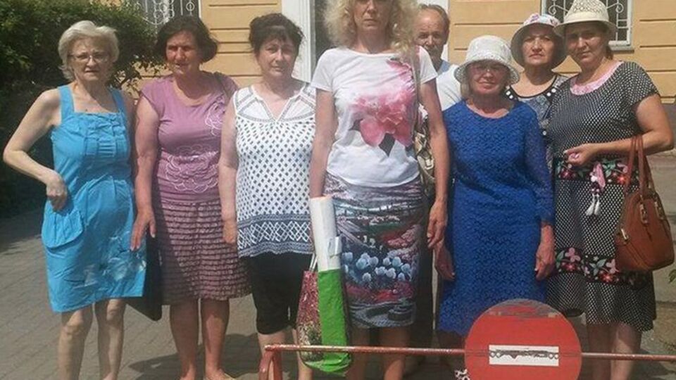 На оголошення рішення суду Шергіна (у центрі) прийшла з речами, готуючись до арешту на 15 діб
