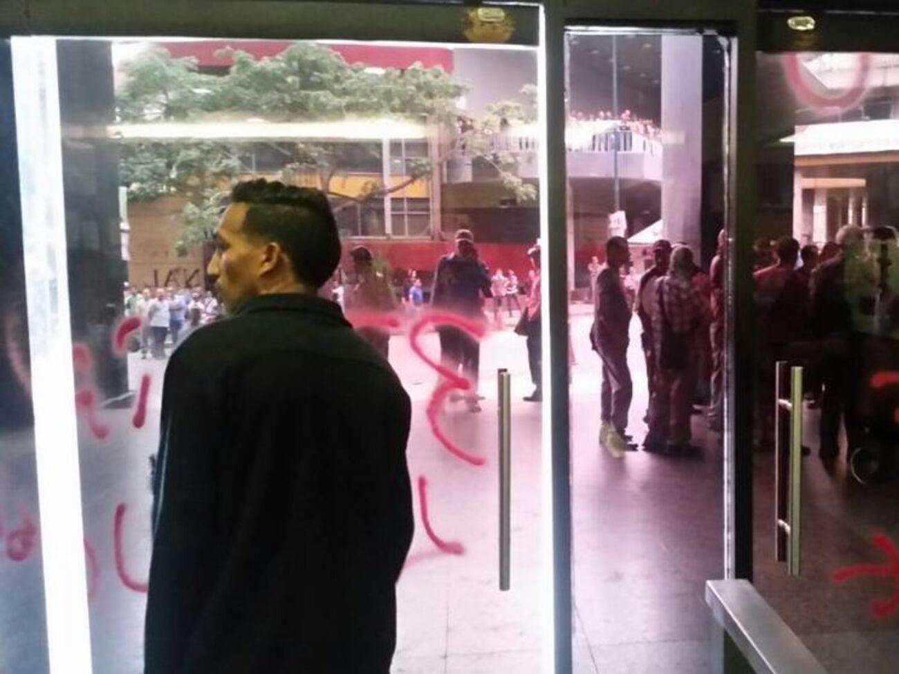 Атакующие написали на стенах парламента Венесуэлы: "Чавес жив"