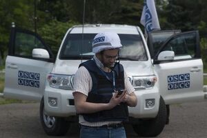 Спостерігачі ОБСЄ 23 червня чули інтенсивний вогонь зі стрілецької зброї і два вибухи, які оцінили як постріли з мінометів калібром 82 мм