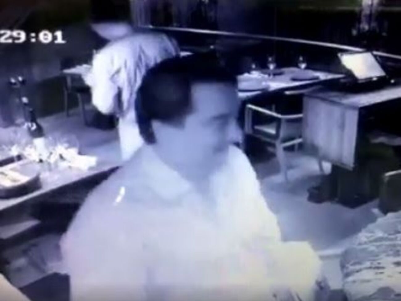 Сарган: На этом же видео и ответ – чья это женская сумочка на стуле
