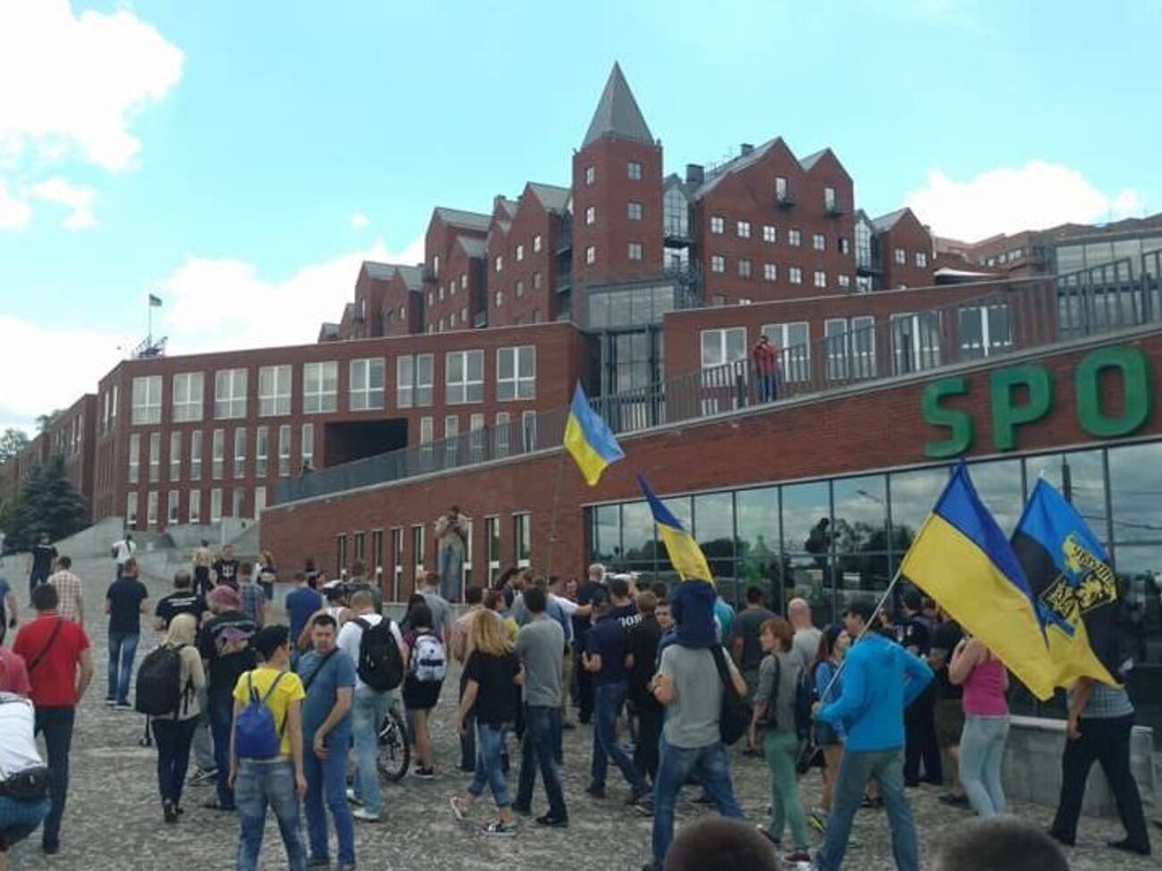 Біля житлового комплексу, у якому живе Філатов, протестувальників зустрічали співробітники муніципальної поліції