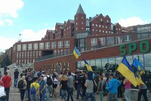 Біля житлового комплексу, у якому живе Філатов, протестувальників зустрічали співробітники муніципальної поліції