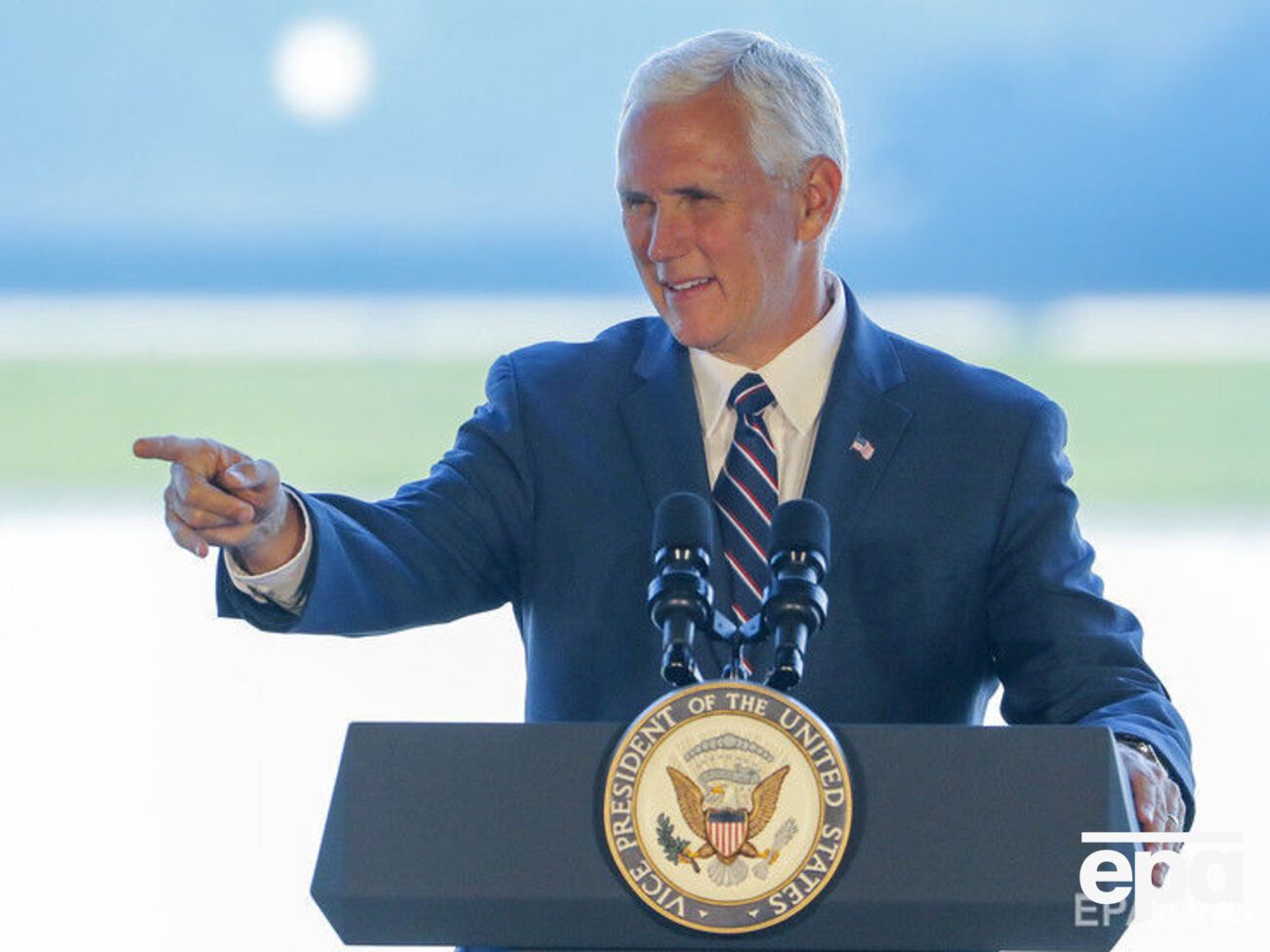 Пенс, по мнению политолога, будет отвечать за отношения США с Украиной