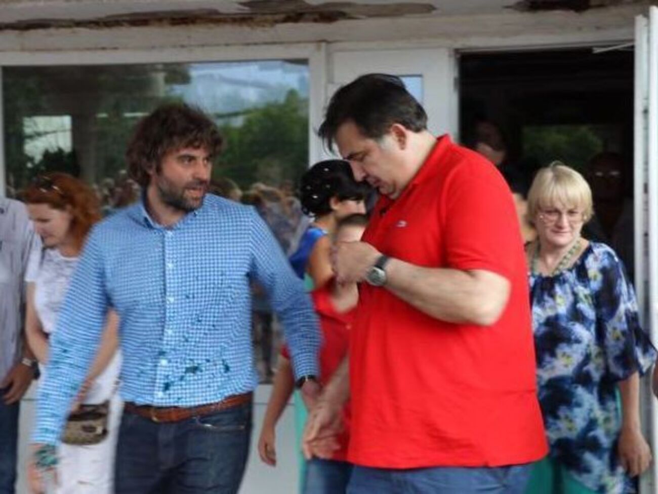 Саакашвили (справа) облили зеленкой в Винницкой области