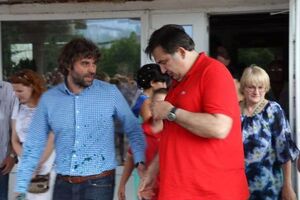 Саакашвили (справа) облили зеленкой в Винницкой области