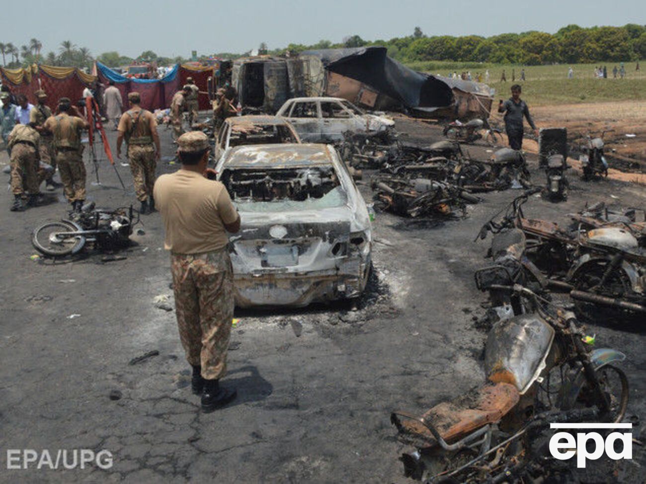 В результате пожара сгорели восемь автомобилей и около 30 мотоциклов