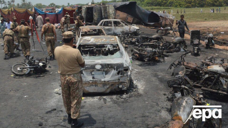 В результате пожара сгорели восемь автомобилей и около 30 мотоциклов