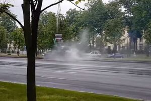 Танк легко зніс стовп біля дороги