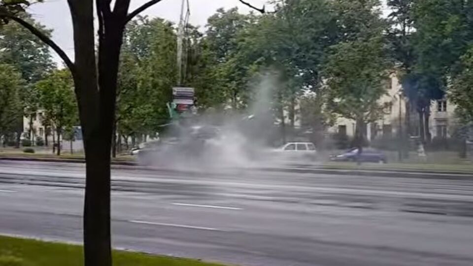 Танк легко зніс стовп біля дороги