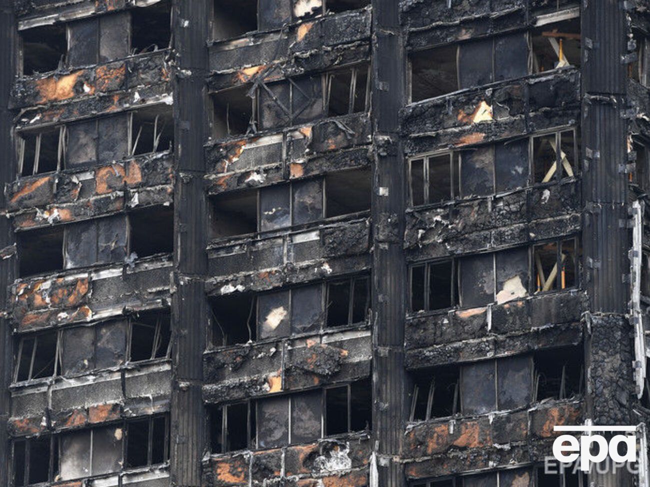 Многоэтажный жилой дом на Grenfell Tower в Лондоне загорелся 14 июня