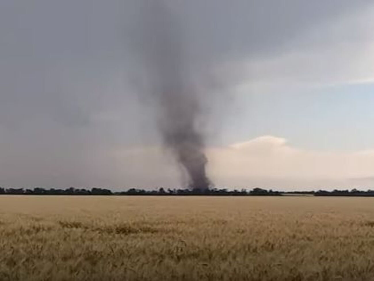 Смерч пронісся біля населеного пункту Зоря
