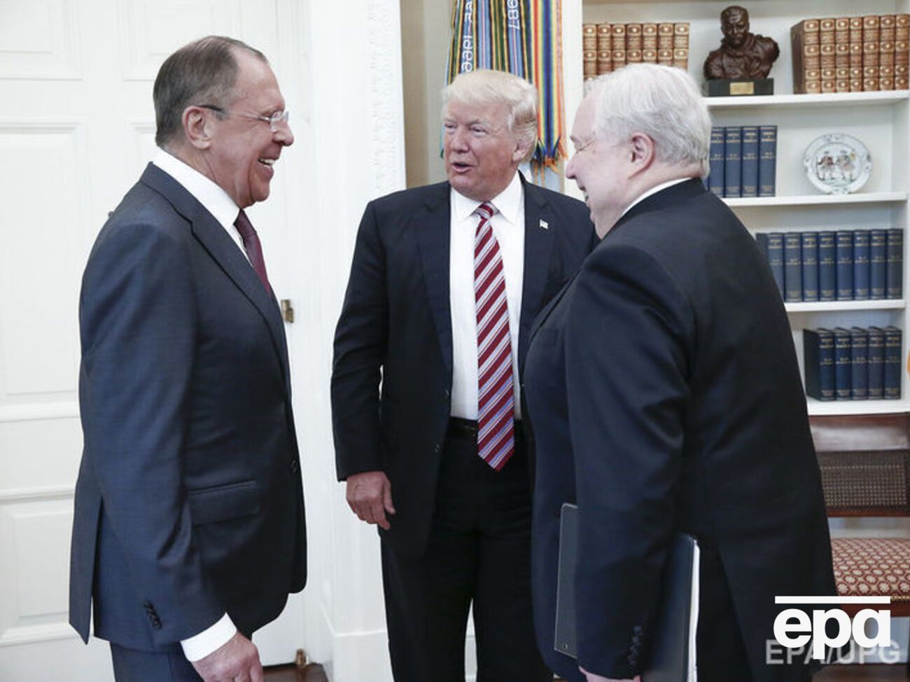 Сергей Кисляк (справа)&nbsp;готовится покинуть российское посольство в США