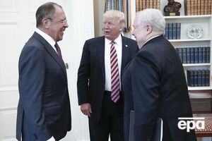 Сергей Кисляк (справа) готовится покинуть российское посольство в США