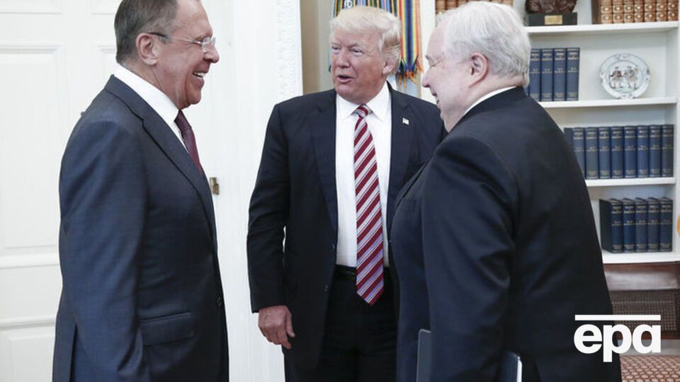 Сергей Кисляк (справа) готовится покинуть российское посольство в США