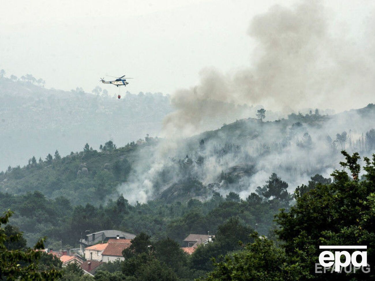 Сейчас около 150 пожарных и 21 самолет и вертолет ведут борьбу с огнем
